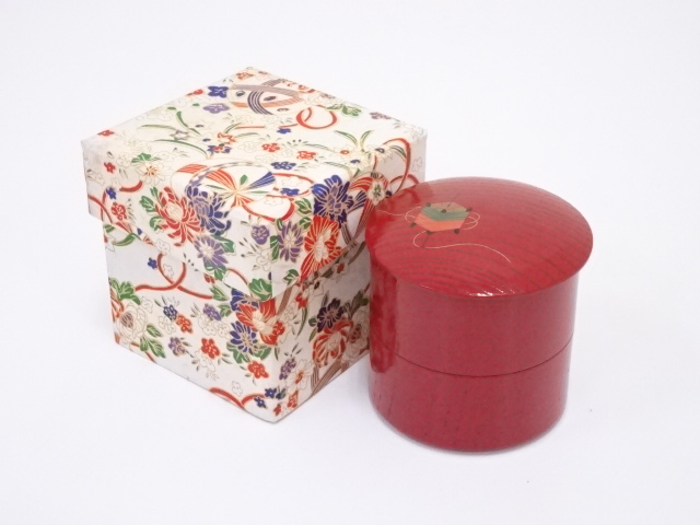 朱漆塗糸巻図二段蓋物